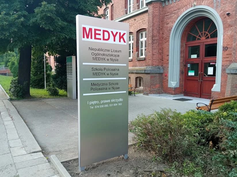 Realizacja JKLM: pylon MEDYK przy wejściu do szkoły w Nysie